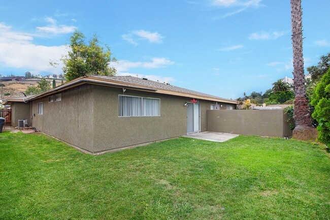 Building Photo - Los Timbres Street Duplex