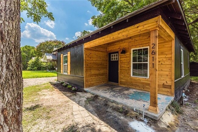 Building Photo - Beautifully remodeled single family home, ...