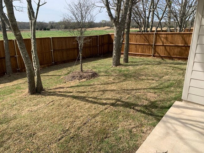 Building Photo - 402 Goliad St