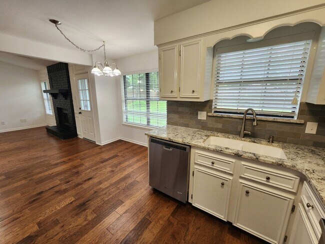 Building Photo - 41 Oak Forest Loop