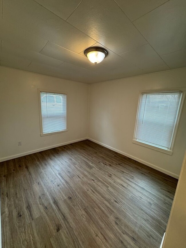 Building Photo - Small 2 bedroom home with fenced yard