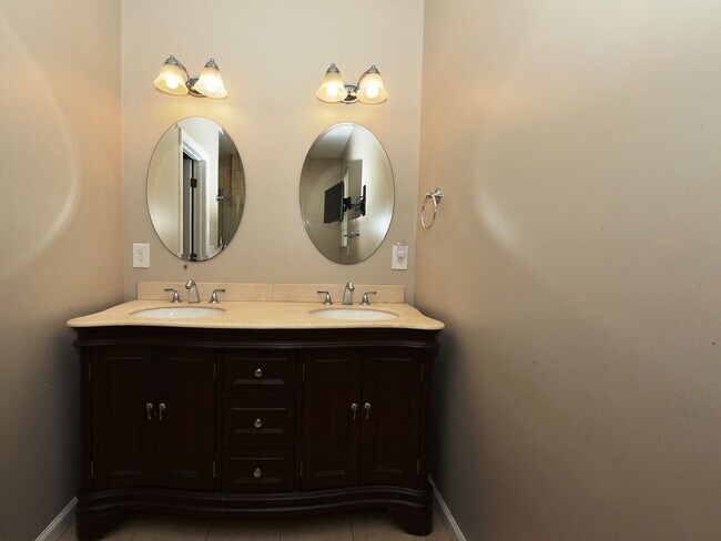Building Photo - 517 Whisper Walk
