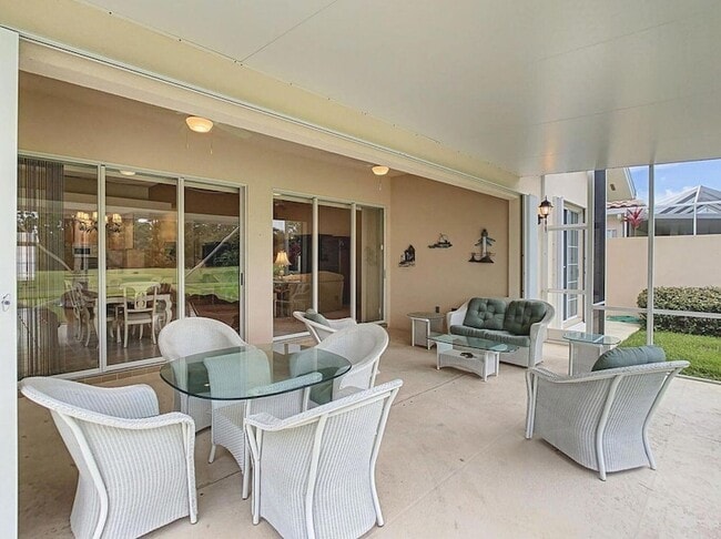 Building Photo - 8533 SE Palm Hammock Ln