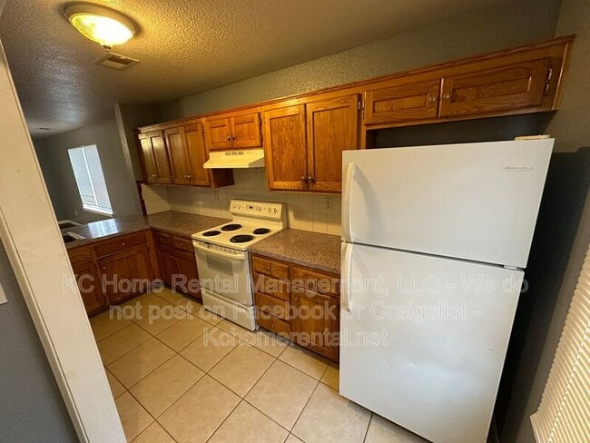 Building Photo - 1006 W Royle St