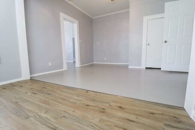 Building Photo - E 4th Street Duplex