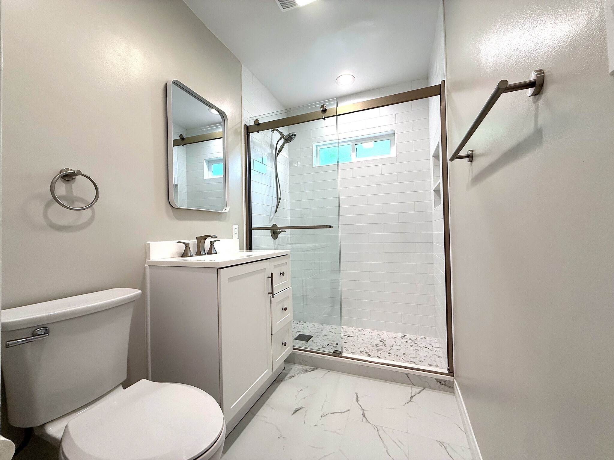 Building Photo - 5670 San Vicente Blvd