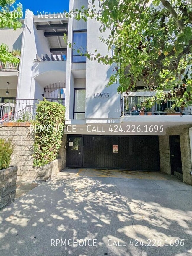 Building Photo - 10933 Wellworth Ave