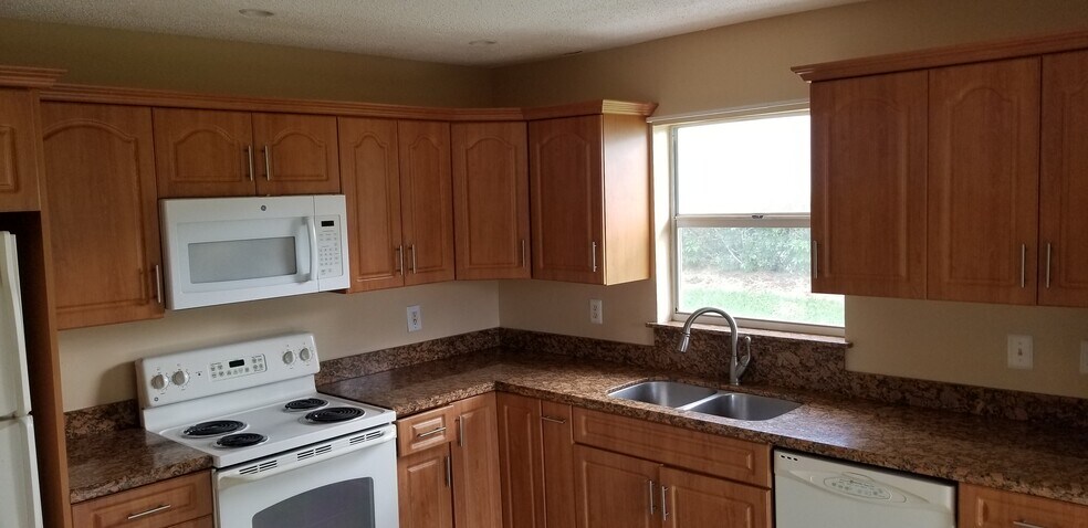 Building Photo - 2210 SE 6th Ct