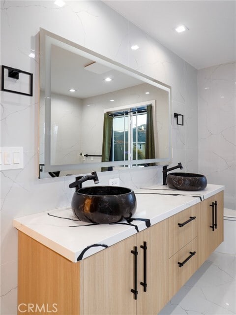 Building Photo - 9742 Farralone Ave