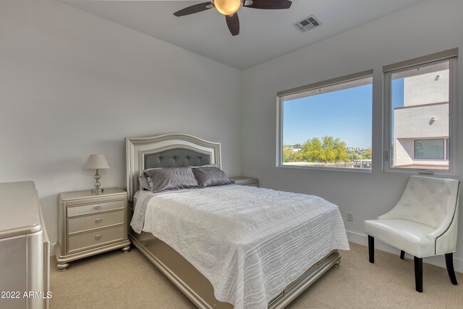 Building Photo - 540 W Mariposa St