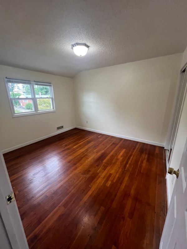 Building Photo - 927 Southridge Rd