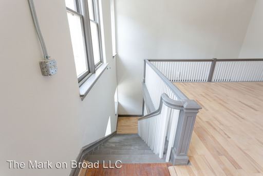 Building Photo - 300 E Broad St