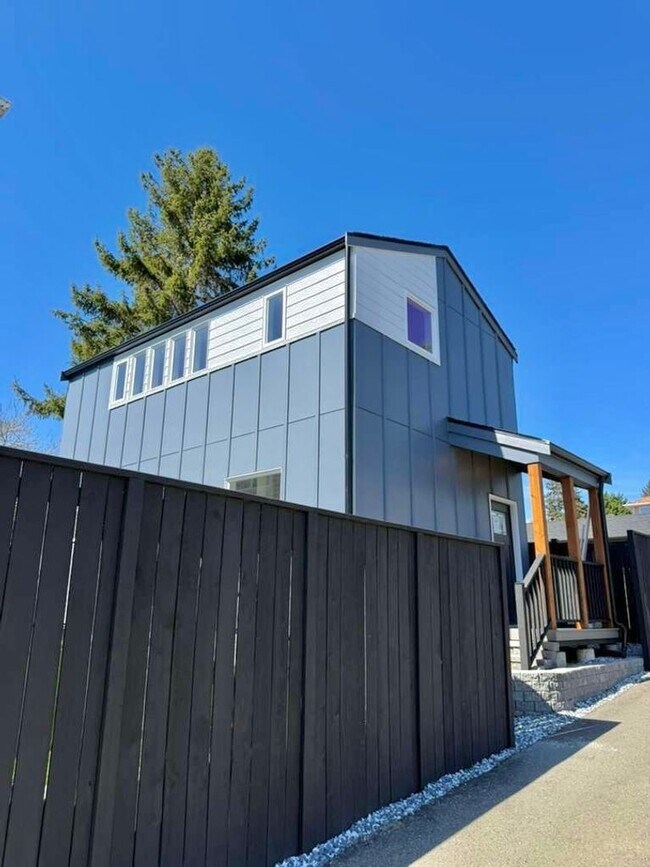 Building Photo - Arbor Heights 2-Bedroom Home in a Prime Location