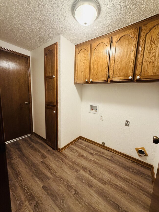 Building Photo - 2138 Lonnie Ln