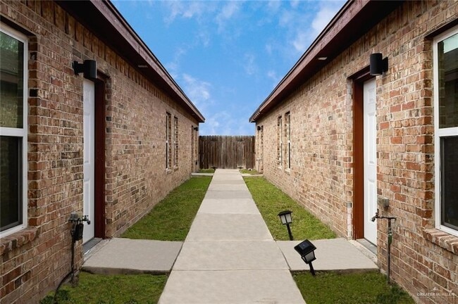 Building Photo - 3809 Valeria St