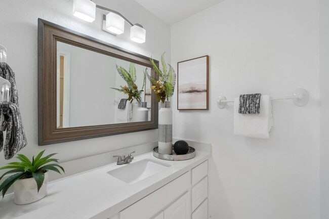 Building Photo - 280 Tradewinds Dr