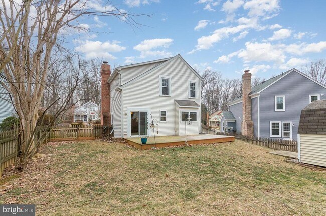 Building Photo - 15090 Holleyside Dr