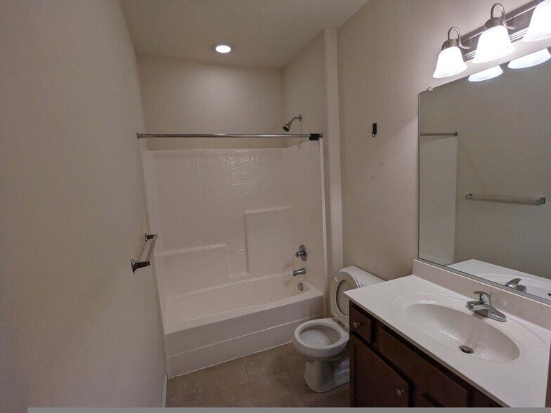 Building Photo - 815 Muth Ln