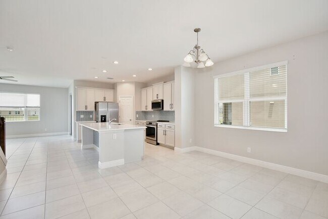 Building Photo - Elegant 5/3 Wilshire Model House with Cove...