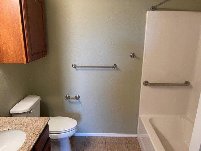 Building Photo - 2 bed Senior Living with All appliances an...