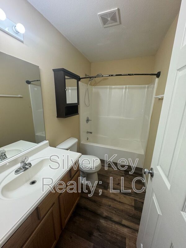 Building Photo - 220 Willow Creek Drive