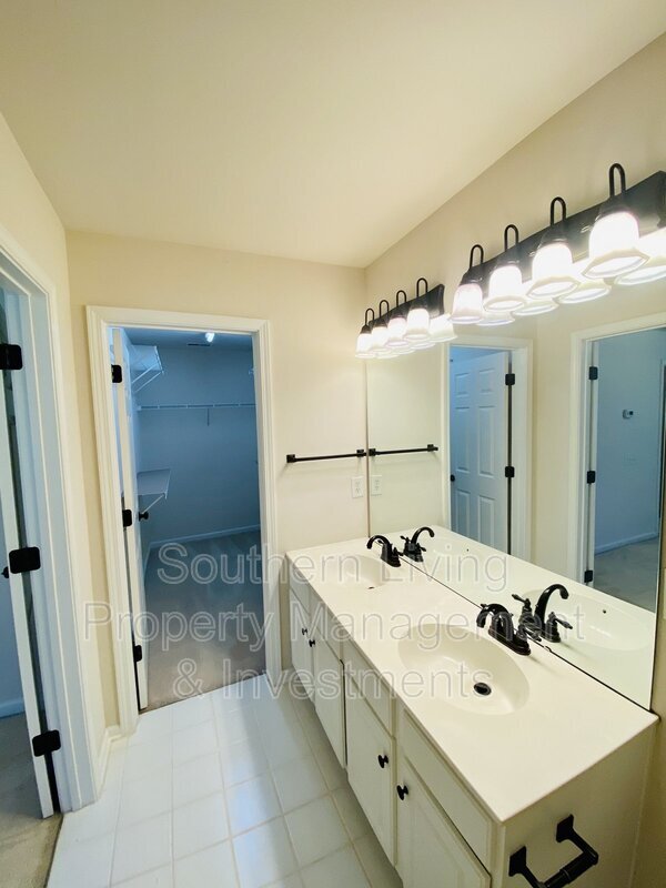 Building Photo - 10407 Winslet Dr