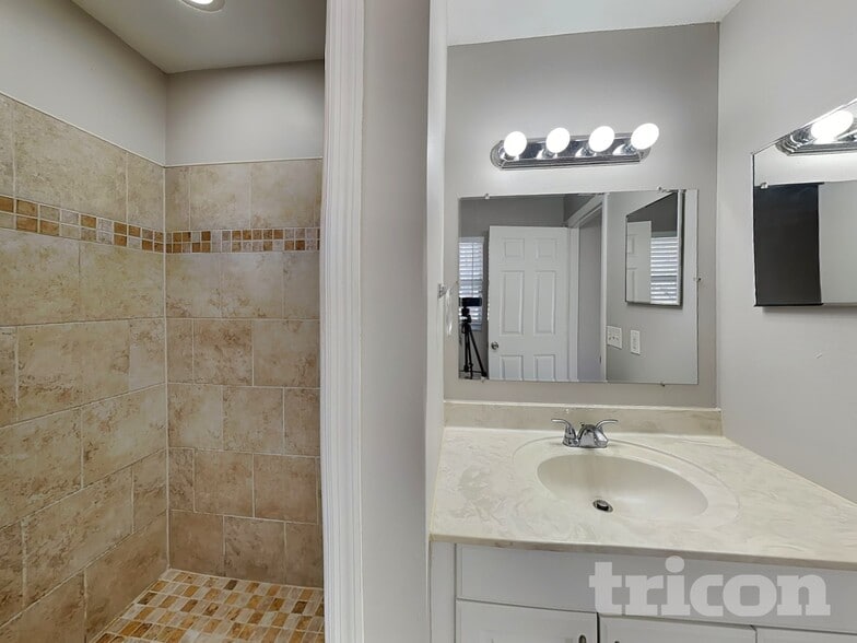 Building Photo - 8312 N Orangeview Ave