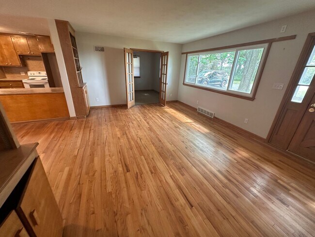 Building Photo - Louisville Farmhouse With Walkout basement