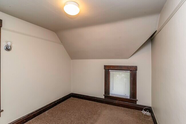 Building Photo - 831 Brookwood Pl