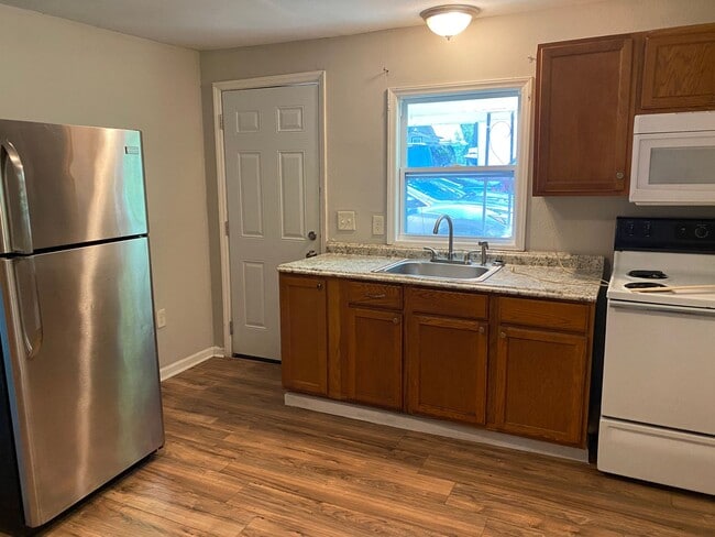 Building Photo - Available to Show **Holiday Move-in Special**$500 off the first full month's rent!