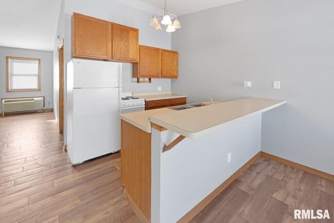 Building Photo - 103 E 2nd St