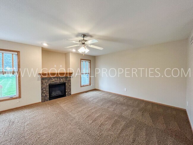 Building Photo - 3 Bedroom, 2.5 Bathroom in West Des Moines