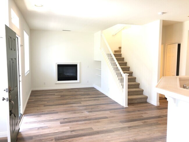 Building Photo - CHARMING 3 BR/2.5 BATH  " TWELVE PICKET LA...