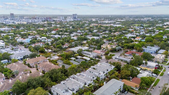 Building Photo - 218 NE 15th Ave