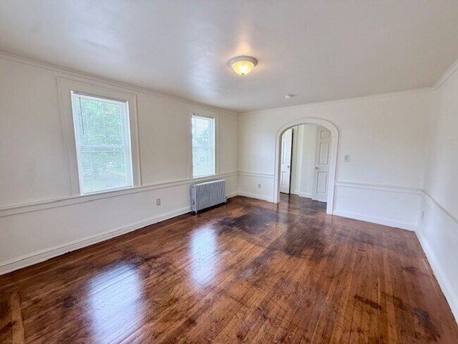 Building Photo - 452-454 Thompson Ave
