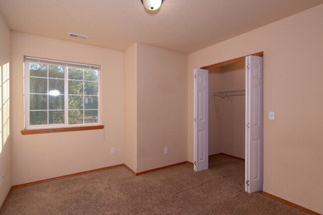 Building Photo - **August Availability** Nicely updated 3 Bedroom 2.5 Bath with large living / Dining area and att...