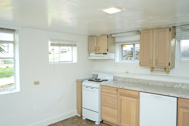 Building Photo - 604 15th St NW