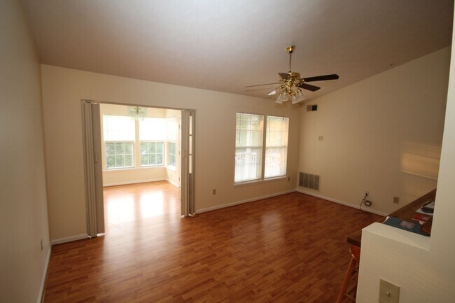 Building Photo - 1002 Jessicas Ct