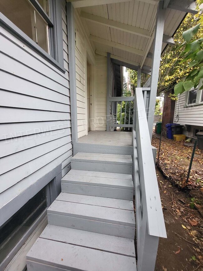 Building Photo - *1/2 OFF 1ST MONTH'S RENT PROMO* 2 Bedroom...
