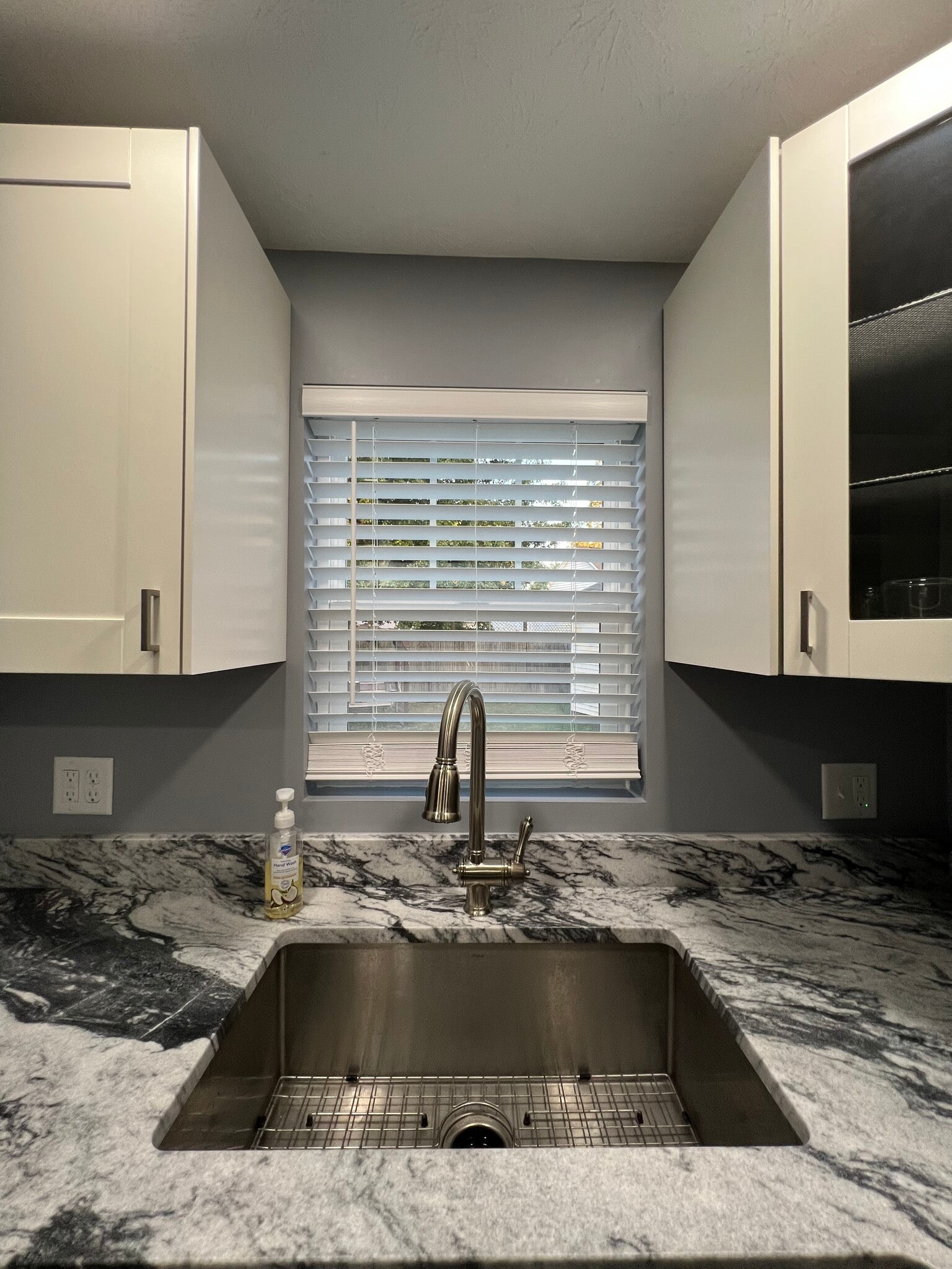 Granite countertops in kitchen - 1157 S Prairie St