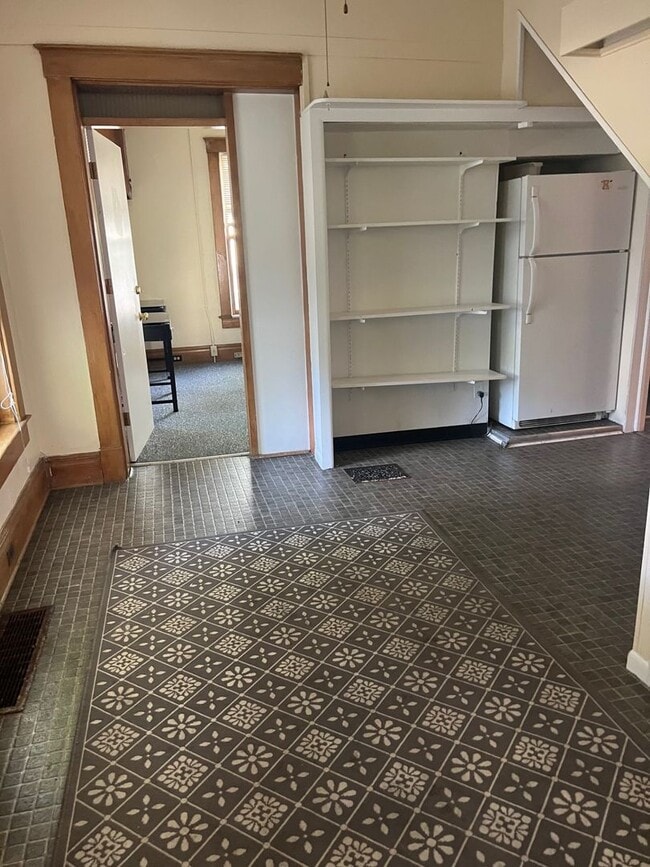 Building Photo - 7 Bedroom located Downtown Ann Arbor