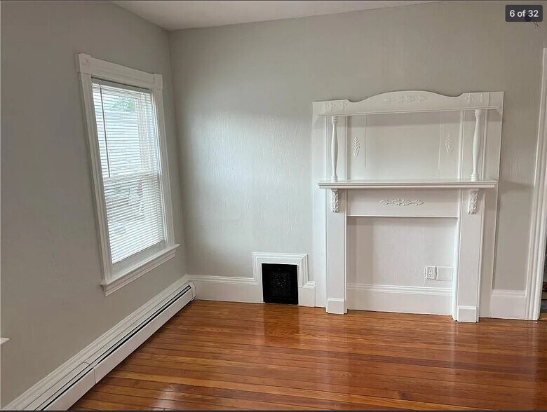 Building Photo - 1129 Main St