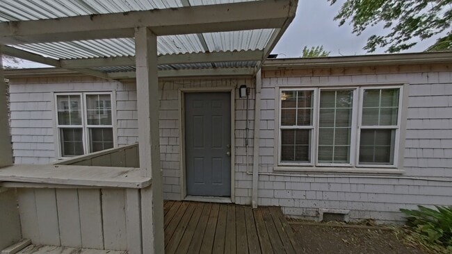 Building Photo - 3 Bedroom Campus House
