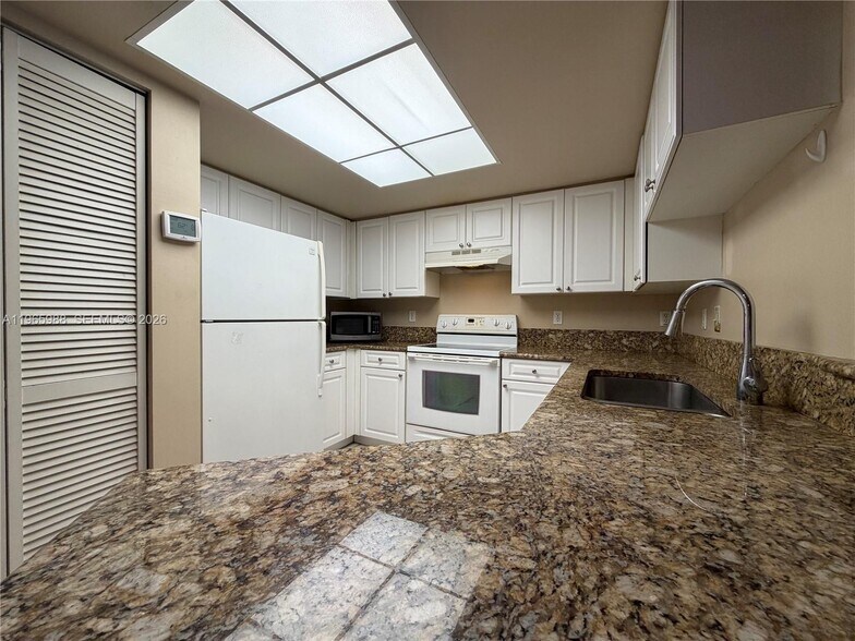 Building Photo - 1600 Crestwood Ct S