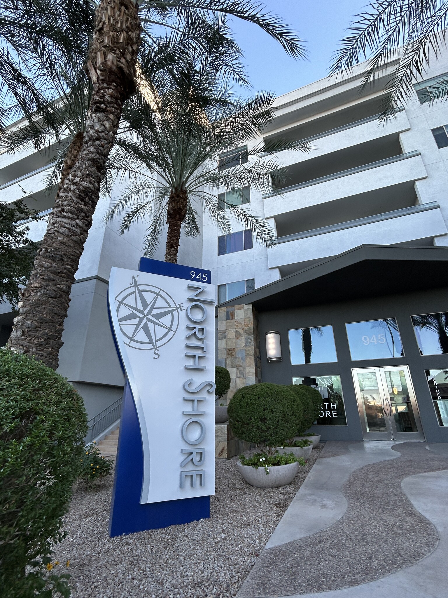 Building Photo - 945 E Playa del Norte Dr