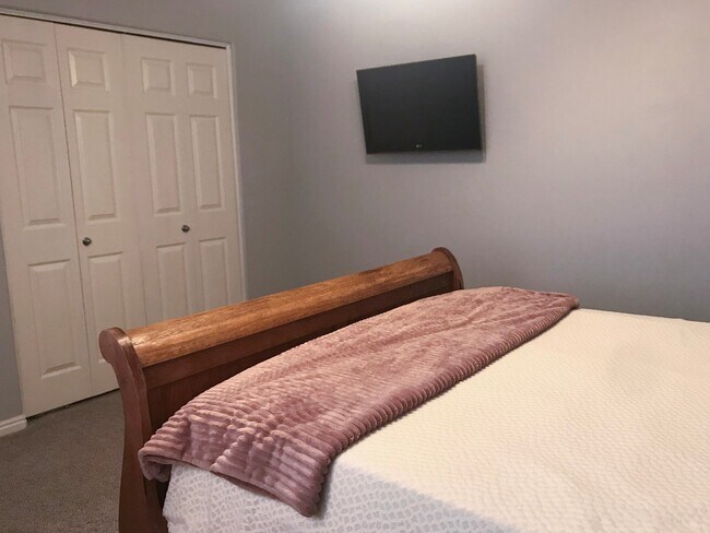 Building Photo - 3 bedroom, 2 bath townhome, end unit, great location!