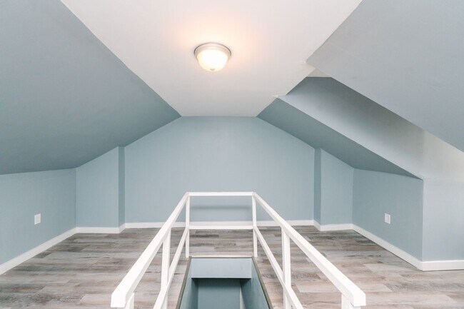 Building Photo - Move in special! Newly renovated 3 bedroom...