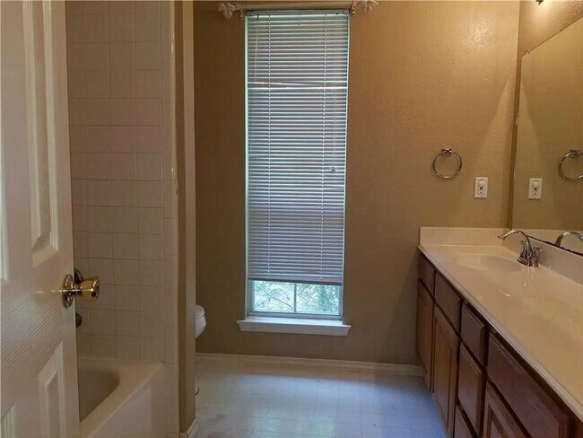 Building Photo - Stunning 5-Bedroom, 3-Bath Home with Over ...