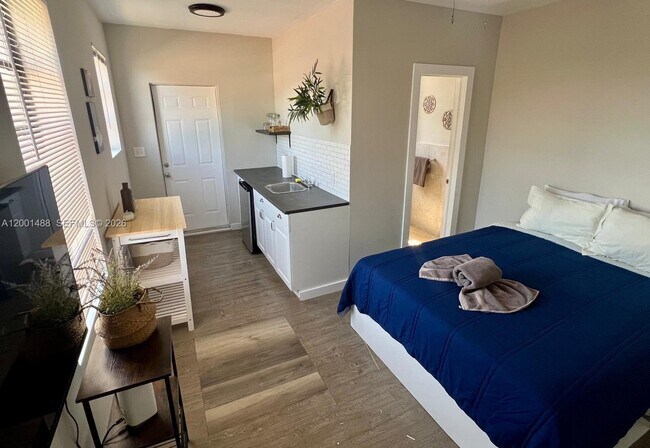 Building Photo - 2932 NW 16th Ave