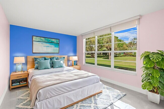 Building Photo - 500 Oaks Ln